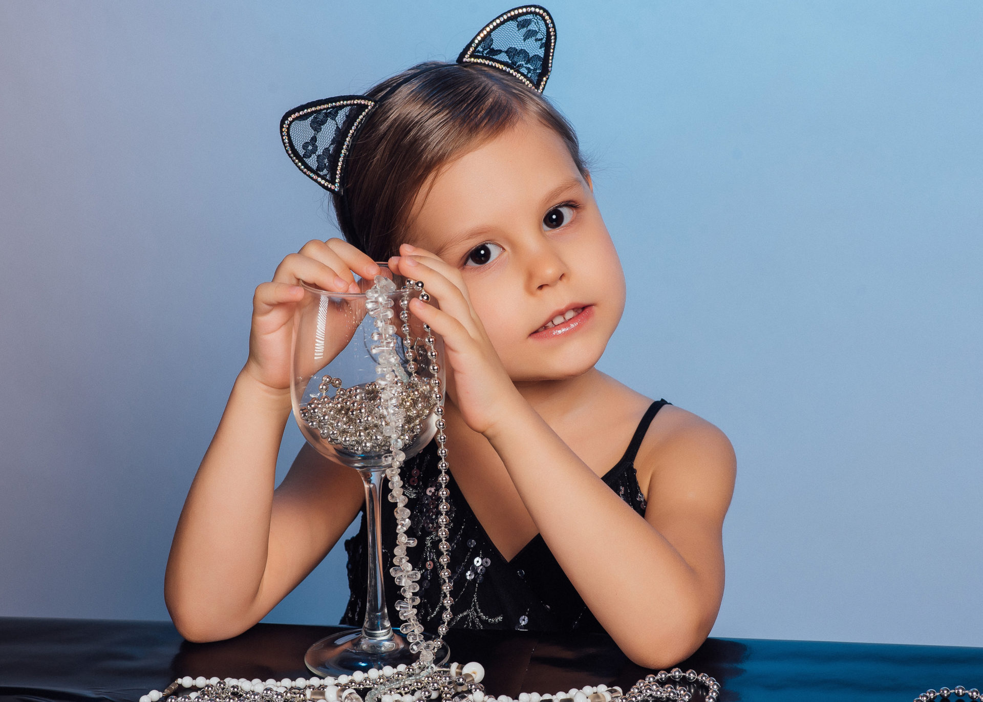 Детская радию. Езерко рада ребёнок. Happy Kids фотосессия Зазеркалье. Happy Kids Дзержинск шоу неонгвыхтподущек. Шахрада для детей 2 класс.